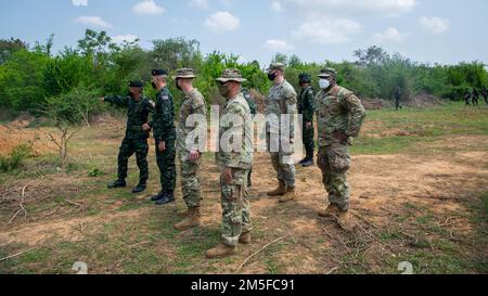 Le sergent de commandement Joseph Bingle, 29th Brigade Engineer Battalion, 3rd Infantry Brigade combat Team, 25th Infantry Regiment, observe les objectifs d'entraînement de l'entraînement en direct au colonel Josh Bookout, Commandant, 3rd Infantry Brigade combat Team, 25th Infantry Regiment, Et les officiers d'état-major du 15th Infantry Regiment, Royal Thai Army, 11 mars 2022, fort Thanarat. Les dirigeants ont visité des formations en direct sur les incendies, ont déjeuné avec des troupes participant à des entraînements dans la jungle et ont observé des formations sur les explosifs Sapper. Banque D'Images