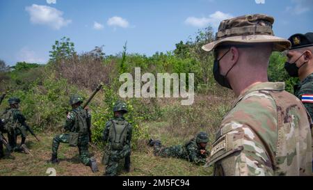 Le colonel Josh Bookout, commandant, 3rd Infantry Brigade combat Team, 25th Infantry Regiment, et les officiers d'état-major du 15th Infantry Regiment, Royal Thai Army, regardent une équipe de torpilles de Bangalore atteindre un objectif d'entraînement, 11 mars 2022, fort Thanarat. Les dirigeants ont visité des formations en direct sur les incendies, ont déjeuné avec des troupes participant à des entraînements dans la jungle et ont observé des formations sur les explosifs Sapper. Banque D'Images