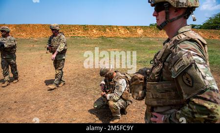 Le colonel Josh Bookout, commandant, 3rd Infantry Brigade combat Team, 25th Infantry Regiment, observe des membres de la Compagnie Alpha, 29th Brigade Engineer Battalion, 3rd Infantry Brigade combat Team, 25th Infantry Regiment, préparer des charges de cratage dans le cadre de l'entraînement de Sapper. 11 mars 2022, fort Thanarat. Les dirigeants ont visité des formations en direct sur les incendies, ont déjeuné avec des troupes participant à des entraînements dans la jungle et ont observé des formations sur les explosifs Sapper. Banque D'Images