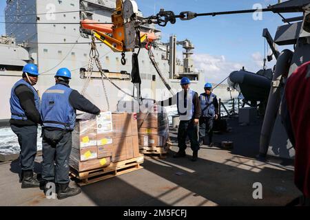 220311-N-UN585-1274 MER MÉDITERRANÉE (11 mars 2022) les marins affectés au destroyer à missiles guidés de classe Arleigh Burke USS Ross (DDG 71) reçoivent des magasins de nourriture lors d'un réapprovisionnement en mer avec le navire de fret sec de classe Lewis et Clarke USNS Robert E. Peary (T-AKE 5), 11 mars. Ross, déployé à Rota, en Espagne, est en patrouille en 12th aux États-Unis Sixième zone d'opérations de la flotte à l'appui des alliés et partenaires régionaux et des intérêts américains en matière de sécurité nationale en Europe et en Afrique. Banque D'Images