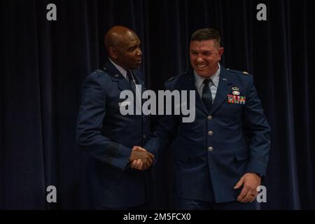 Le général de division Ondra Berry, l'Adjutant général de l'État du Nevada, félicite le major Robert Kolvet lors de la cérémonie de promotion de Kolvet au lieutenant-colonel Friday. 11 mars 2022 à la base de la Garde nationale aérienne du Nevada à Reno, au Nevada. Banque D'Images