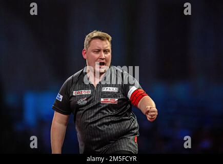 Martin Schindler réagissant pendant le onze jour du Championnat du monde des fléchettes de Cazoo à Alexandra Palace, Londres. Date de la photo: Mercredi 28 décembre 2022. Banque D'Images