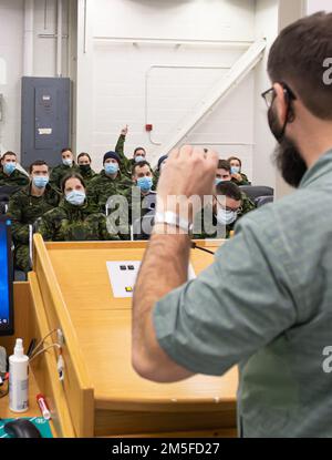 Les membres participants des Forces armées canadiennes reçoivent une séance d'information à leur arrivée à la 5 e Escadre Goose Bay (Terre-Neuve-et-Labrador), sur 11 mars 2022, en préparation de l'OPÉRATION NOBLE DÉFENSEUR. L'opération NOBLE DEFENDER est une opération de défense aérienne qui s'étend de 14 mars au 17 2022, impliquant divers aéronefs militaires de la Royal Canadian Air Force (ARC) et de la United States Air Force. Le personnel et les aéronefs sont basés à la station des Forces canadiennes Alert, Nunavut; Whitehorse, Yukon; Yellowknife, Territoires du Nord-Ouest; et la 5 e Escadre Goose Bay (Terre-Neuve-et-Labrador). Banque D'Images