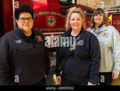 GRANDS LACS, Illinois (11 février 2022) le Lt. D'incendie Stacy Steinike (à gauche), Bethany Bott (au centre) et Tammy Wyble (à droite), qui fait partie des services d'urgence et d'incendie des Grands Lacs à bord de la station navale des Grands Lacs, posent pour une photo dans le foyer de la base. Le mois de mars est reconnu tout au long du ministère de la Défense comme étant le mois de l'histoire des femmes, reconnaissant ainsi les réalisations et les progrès des femmes. Banque D'Images