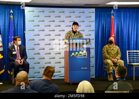 220311-N-RB168-0168 BUFFALO, NY. (11 mars 2022) – Cmdr. Lt. Diana Tran-Yu, officier responsable de l'équipe médicale militaire à Buffalo, New York, affectée au Walter Reed National Medical Center, National Medicine Readiness and Training Command, Bethesda, Maryland, Donne un discours à la conférence de presse sur les prix de fin de mission de l'équipe médicale militaire (MMT) du ministère de la Défense (DoD) au Centre médical du comté d'Erie (ECMC). Ce MMT, tous les membres actifs des États-Unis La Marine a été la première à être déployée par le Département de la Défense pour appuyer les hôpitaux civils pendant la pandémie COVID-19 afin de fournir une su clinique Banque D'Images