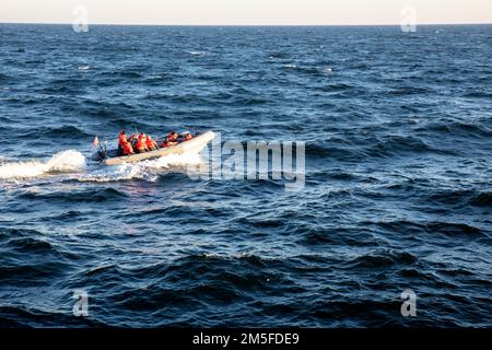 MER BALTIQUE (11 mars 2022) Un bateau gonflable rigide (RIB) du destroyer de missiles guidé de classe Arleigh-Burke USS Forrest Sherman (DDG 98) quitte le destroyer de missiles guidé de classe Arleigh-Burke USS Donald Cook (DDG 75) après avoir effectué des opérations sur de petits bateaux. Donald Cook est déployé sur le théâtre d'opérations européen et participe à une série d'activités maritimes à l'appui des États-Unis Sixième flotte et alliés de l'OTAN. Banque D'Images