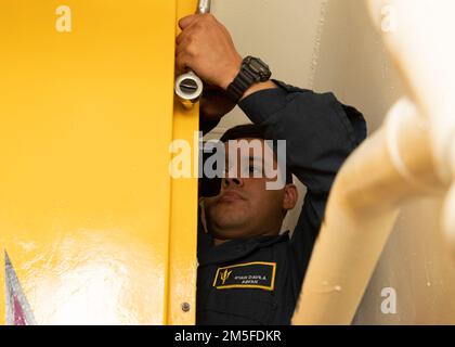 220311-N-TT639-1072 SAN DIEGO (11 mars 2022) – le compagnon de bateau d'aviation (Fuels) Ryan Davilla, de Kansas City, Missouri, installe une échelle à bord du navire d'assaut amphibie USS Tripoli (LHA 7), 11 mars. Tripoli est un navire d'assaut amphibie de classe américaine qui a été domiciliaire à San Diego. Banque D'Images