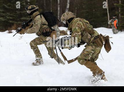 Soldats de la Garde nationale de l'Armée de l'Alaska avec la Compagnie des avalanches, 1-297th Bataillon d'infanterie, exercices d'entraînement situationnel d'équipe et de peloton (STX) à l'arsenal d'Alcantra à Wasilla, Alaska, 11 mars 2022. Un STX est un exercice court, axé sur des scénarios et axé sur la mission, conçu pour former une tâche collective ou un groupe de tâches ou d'exercices de combat connexes. Pour a-Co. Soldats, le STX permet d'évaluer les compétences de base du soldat et les compétences de leadership pour déterminer la compétence et certifier le peloton pour mener des exercices de tir en direct. Il renforce également l'entraînement précédent que les soldats ont Banque D'Images