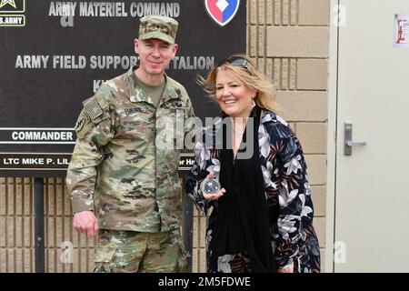 Brig. Le général lance G. Curtis, commandant adjoint, 1st Theatre Sustment Command, pose avec Jennifer Weathers, assistante exécutive du commandant, 401st Army Field support Brigade, après lui avoir présenté une pièce pour l'excellence pendant la circulation sur le champ de bataille au Camp Arifjan, Koweït, 11 mars 2022. Curtis a visité les installations de l’unité et a reconnu l’excellence des soldats. Banque D'Images