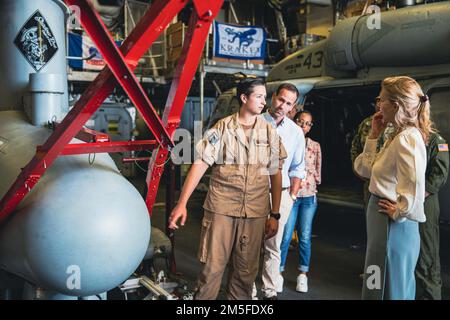 220311-N-GF955-1119 WILLEMSTAD, Curaçao - (11 mars 2022) -- Le lieutenant Hailey Brunette affecté à la "Shadow Det" de l'Escadron de combat de la mer (HSC) 28, détachement 7, à gauche, parle des capacités du véhicule aérien sans pilote (UAV) MQ-8B Fire Scout avec Margaret Bond, chef des missions et consul général pour les Caraïbes néerlandaises (États-Unis) Consulat, Willemstad, Curaçao, lors d'une visite du navire de combat littoral variante liberté USS Billings (LCS 15), 11 mars 2022. Billings est déployé dans la zone d’opérations de la flotte US 4th pour soutenir la mission de la Force opérationnelle interagences conjointe Sud, qui Banque D'Images