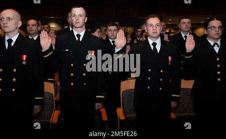 NEWPORT, RI (11 mars 2022) élèves de la classe 07-22 de l'École candidate d'officiers (OCS) au Commandement de la formation d'officiers Newport (OTCN), Newport, Rhode Island, réaffirment le serment d'office lors de leur cérémonie de remise des diplômes, 11 mars. OCS développe des civils et des marins de la flotte en officiers nouvellement commissionnés moralement, mentalement et physiquement tout en les inculquant avec les idéaux les plus élevés d'honneur, de courage et d'engagement pour le service dans la flotte en tant qu'officiers de la marine. Banque D'Images