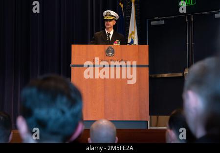 NEWPORT, RI (11 mars 2022) le sous-ministre adjoint Michael Steffen, commandant du district naval de Washington, prononce un discours lors de la cérémonie de remise des diplômes de la classe 07-22 de l’École des officiers candidats (OCS), au Commandement de l’instruction des officiers Newport (OTCN), Newport, Rhode Island, 11 mars. OCS développe des civils et des marins de la flotte en officiers nouvellement commissionnés moralement, mentalement et physiquement tout en les inculquant avec les idéaux les plus élevés d'honneur, de courage et d'engagement pour le service dans la flotte en tant qu'officiers de la marine. Banque D'Images