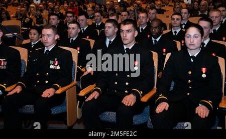 NEWPORT, RI (11 mars 2022) élèves de la classe 07-22 de l’École candidate d’officiers (OCS) au Commandement de la formation des officiers Newport (OTCN), Newport, Rhode Island, conservent un roulement militaire lors de leur cérémonie de remise des diplômes, 11 mars. OCS développe des civils et des marins de la flotte en officiers nouvellement commissionnés moralement, mentalement et physiquement tout en les inculquant avec les idéaux les plus élevés d'honneur, de courage et d'engagement pour le service dans la flotte en tant qu'officiers de la marine. Banque D'Images