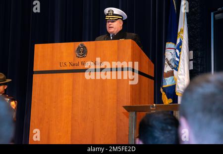 NEWPORT, RI (11 mars 2022) le capitaine Everett Alcorn, commandant du Commandement de la formation des officiers, Newport (OTCN), prononce un discours lors de la cérémonie de remise des diplômes de classe 07-22 de l’École des candidats officiers (OCS), au Commandement de la formation des officiers Newport (OTCN), Newport, Rhode Island, 11 mars. OCS développe des civils et des marins de la flotte en officiers nouvellement commissionnés moralement, mentalement et physiquement tout en les inculquant avec les idéaux les plus élevés d'honneur, de courage et d'engagement pour le service dans la flotte en tant qu'officiers de la marine. Banque D'Images