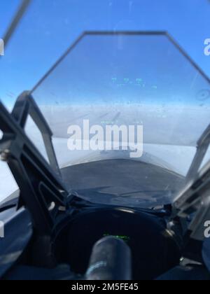 La vue à travers un avion de chasse CF-18 de la Force aérienne royale du Canada en route vers Thule AFB, au Groenland, pour l'opération Noble Defender du NORAD. L'opération NOBLE DEFENDER 22-2 du NORAD est une opération de défense aérienne qui s'étend de 14 mars à 17, 2022, impliquant divers aéronefs militaires de la Royal Canadian Air Force (ARC) et de la United States Air Force. Le personnel et les aéronefs sont basés à la station des Forces canadiennes Alert, Nunavut; Whitehorse, Yukon; Yellowknife, Territoires du Nord-Ouest; et la 5 e Escadre Goose Bay (Terre-Neuve-et-Labrador). Photo : Capt Thomas Neilson Banque D'Images