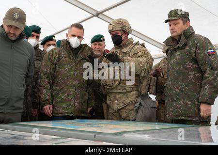 A ÉTATS-UNIS Un soldat en bref Marian Majer, ministre adjoint du Ministère de la défense de la République slovaque lors de la grève des sabre 22 dans la zone d'entraînement militaire de Lest, Slovaquie, 11 mars 2022. Sabre Strike 22 est un exercice multinational du 18 février au 18 mars 2022, qui comprend la participation de 13 pays alliés et partenaires de l'OTAN. L'exercice vise à démontrer les capacités collectives de l'OTAN à opérer dans des conditions austères et à démontrer que nous sommes plus forts ensemble. Banque D'Images