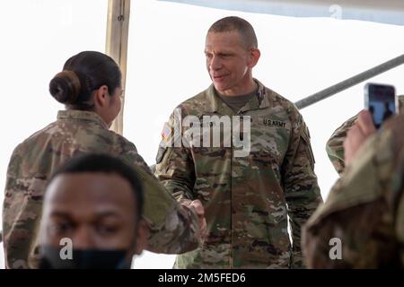 Le Sgt. Maj. De l’armée Michael A. Grinston secoue la main d’un soldat lors du déjeuner du président du ministre bavarois, qui s’est tenu dans la zone d’entraînement de Grafenwoehr, en Allemagne, à 11 mars 2022. Le déjeuner a été accompagné de membres éminents de l’armée américaine, dont Grinston, ainsi que de représentants bavarois-allemands, représentant de manière tangible l’Allemagne et le partenariat permanent de l’OTAN avec les Etats-Unis. Banque D'Images