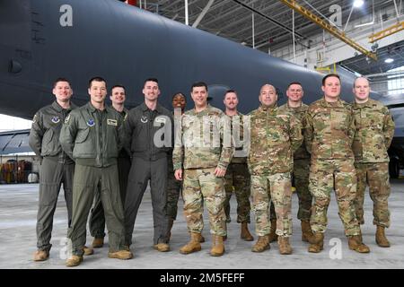 Le général de division Gebara et le Sgt. Cenov ont pris une pause pour une photo de groupe après avoir pris des mesures pour les efforts des membres du Groupe des opérations 5th dans le cadre d'une récente mission à la base aérienne de Minot, le 11 mars 2022. La huitième équipe de commandement de la Force aérienne dirige l'une des deux forces aériennes en service actif numérotées de l'AFGSC et assure la dissuasion stratégique par l'intermédiaire de la puissance aérienne. Banque D'Images