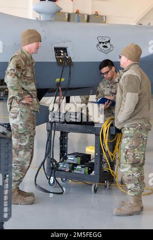 Aviateurs affectés au LRE 214 aux États-Unis L'armée de fort Huachuca, Arizona, prépare un MQ-9 Reaper pour un vol d'évaluation opérationnelle avec la charge utile DE REAP 2,0 sur 11 mars. Banque D'Images