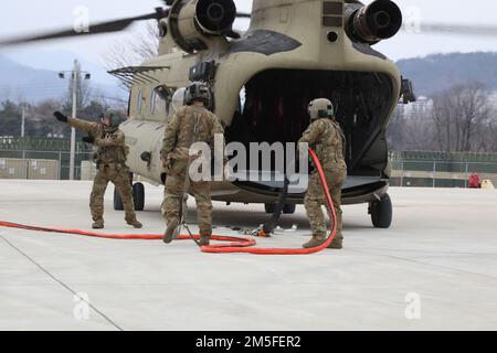 Des soldats affectés au 2-2 Bataillon d'hélicoptères d'assaut, 2nd Brigade d'aviation de combat, 2nd Division d'infanterie-ROK/US Combined Division, retirent le harnais de seau Bambi du CH-47 Chinook, USAG Daegu-Carroll, 11 mars 2022. Les équipiers s'assurent que le pivot de remorquage de l'élingue est correctement fixé avant chaque vol. Banque D'Images