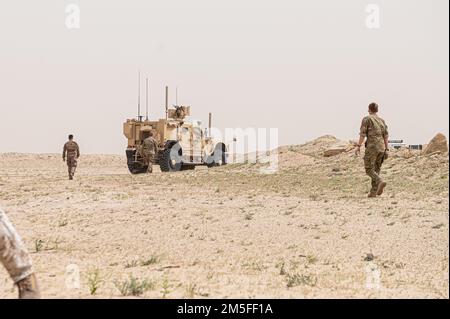 ÉTATS-UNIS Des aviateurs avec le vol de mise au rebut des munitions explosives, le 386th Escadron de génie civil expéditionnaire et un soldat avec l'armée royale danoise, se promènent dans un véhicule Ambush résistant aux mines avant une détonation contrôlée à la base aérienne d'Ali Al Salem, au Koweït, au 11 mars 2022. ÉTATS-UNIS Des aviateurs, des soldats, des Marines et des partenaires de la coalition du Danemark, de l'Italie et du Royaume-Uni ont été invités lors d'une détonation contrôlée régulière programmée de munitions inutilisables, afin de soutenir la poursuite de l'établissement de partenariats résolus. Banque D'Images
