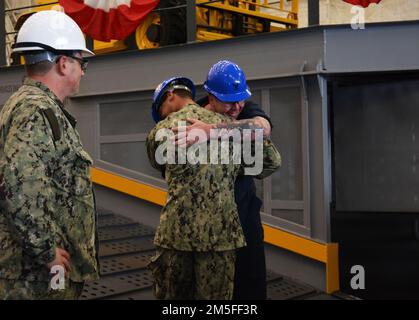 PASCAGOULA, MS - Capt James Quaresimo (à gauche), commandant de l'unité de pré-mise en service fort Lauderdale (LPD 28), méritoriquement avancé (CARTE) dégâts Controlman 1st classe Alex Stapleton (à droite) et le compagnon de Boatswain (carburant) 3rd classe Ira Littlejohn (au centre) à bord du navire pour la première fois. L'objectif de LA CARTE est de sélectionner les marins les plus qualifiés pour passer à la prochaine année de rémunération en dehors des cycles d'avancement. Banque D'Images