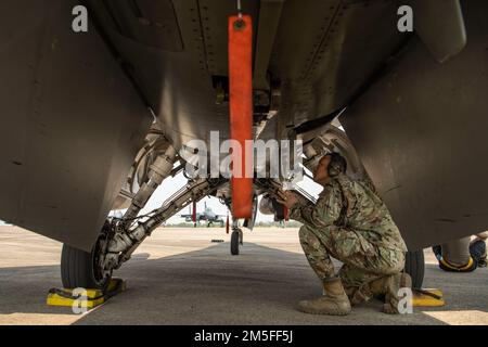 Le sergent-chef Jason Thomas, surintendant principal de l'escadron de maintenance des aéronefs 80th, effectue une inspection exceptionnelle de la libération pendant le COPE Tiger 2022 à la base aérienne royale thaïlandaise de Korat, en Thaïlande, au 11 mars 2022. COPE Tiger est un exercice aérien multilatéral annuel visant à améliorer la préparation au combat et l'interopérabilité entre la force aérienne de la République de Singapour, la Royal Thai Air Force et les États-Unis La Force aérienne, tout en améliorant simultanément les relations militaires des trois nations. Banque D'Images