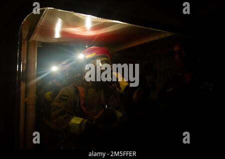 MER DES PHILIPPINES (11 mars 2022) – des marins affectés à l'émory S. l'aide sous-marine de classe terrestre USS Frank Cable (AS 40) conduisent un exercice de contrôle des dégâts en mer, à 11 mars. Frank Cable est actuellement en patrouille pour la maintenance et la logistique des expéditions à l'appui de la sécurité nationale dans la zone d'opérations de la flotte américaine 7th. Banque D'Images