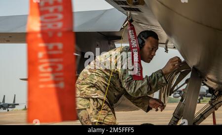 Le sergent-chef Jason Thomas, chef de la production de l'escadron de maintenance des aéronefs 80th, effectue une inspection de libération exceptionnelle pendant le COPE Tiger 2022 à la base aérienne de Korat Royal Thai, en Thaïlande (11 mars 2022). Environ 150 personnes de la base aérienne de Kunsan, en République de Corée, ont été déployées à l'appui de COPE Tiger, un exercice aérien multilatéral annuel visant à améliorer la préparation au combat et l'interopérabilité entre la République de Singapour, la Royal Thai et les forces aériennes des États-Unis. Banque D'Images