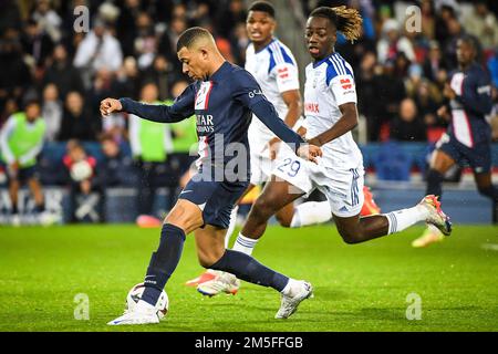 Paris, France, France. 28th décembre 2022. Kylian MBAPPE de PSG et Ismael DOUKOURE de Strasbourg lors du match de la Ligue 1 entre Paris Saint-Germain (PSG) et le Racing Club de Strasbourg au Parc des Princes Stadium sur 28 décembre 2022 à Paris, France. (Image de crédit : © Matthieu Mirville/ZUMA Press Wire) Banque D'Images