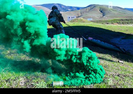 San Luis Obispo, Californie, États-Unis. 14th décembre 2022. Un concurrent du meilleur guerrier de la Garde nationale de Californie fait glisser une poupée de victime factice sur un skid lors d'un défi de soins médicaux aux victimes au Camp San Luis Obispo, Californie, décembre. 14, 2022. 13 candidats d'unités de la Californie ont été sélectionnés pour participer au niveau de l'État afin de remporter le titre de meilleur guerrier et de meilleur militaire de l'année de Californie dans les catégories d'officiers subalternes et non commissionnés. Crédit : États-Unis Armée/ZUMA Press Wire Service/ZUMAPRESS.com/Alamy Live News Banque D'Images