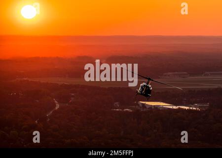 Maryland, États-Unis. 2nd novembre 2022. Un hélicoptère UH-1N Huey affecté à l'escadron d'hélicoptères 1st stationnés à la base interarmées Andrews, Maryland, survole le Maryland au lever du soleil, le 2 novembre 2022. 1 la mission de HS est de fournir un transport aérien prioritaire pour les cadres supérieurs civils et militaires de niveau national dans la région de la capitale nationale. Crédit : États-Unis Air Force/ZUMA Press Wire Service/ZUMAPRESS.com/Alamy Live News Banque D'Images