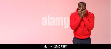 Un jeune homme barbu afro-américain agités s'élargit les yeux impressionnés mourir antisiapting voir le chanteur de famour anticiper en direct Banque D'Images