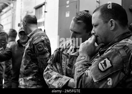 Les soldats affectés à la Brigade d'amélioration des manœuvres de 196th et au Bataillon des ingénieurs de 109th reçoivent leur mémoire d'opérations au Centre d'entraînement des manœuvres interarmées de Camp Dodge lors d'un exercice d'entraînement annuel, 12 mars 2022. Les mémoires militaires sont conçus pour présenter des renseignements choisis aux commandants, au personnel et à d'autres auditoires de manière claire, concise et rapide. Banque D'Images