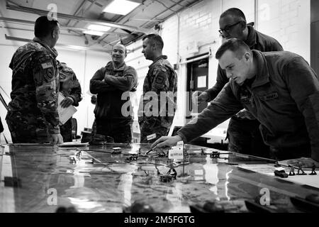 Les soldats affectés à la Brigade d'amélioration des manœuvres de 196th et au Bataillon des ingénieurs de 109th reçoivent leur mémoire d'opérations au Centre d'entraînement des manœuvres interarmées de Camp Dodge lors d'un exercice d'entraînement annuel, 12 mars 2022. Les mémoires militaires sont conçus pour présenter des renseignements choisis aux commandants, au personnel et à d'autres auditoires de manière claire, concise et rapide. Banque D'Images