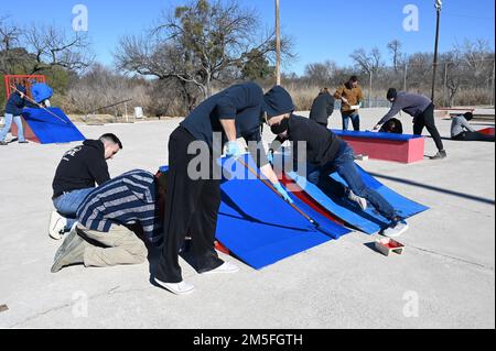 Des pilotes étudiants de l’escadron étudiant 47th de la base aérienne de Laughlin, au Texas, repeignent le parc à roulettes de l’amphithéâtre à Del Rio, au Texas, pendant la « JOURNÉE STUS serve » de 12 mars 2022. LA journée STUS Serve est consacrée à redonner à Del Rio et à la communauté locale, en présentant la reconnaissance de Laughlin pour leur soutien. Banque D'Images