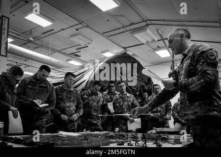 Les soldats affectés à la Brigade d'amélioration des manœuvres de 196th et au Bataillon des ingénieurs de 109th reçoivent leur mémoire d'opérations au Centre d'entraînement des manœuvres interarmées de Camp Dodge lors d'un exercice d'entraînement annuel, 12 mars 2022. Les mémoires militaires sont conçus pour présenter des renseignements choisis aux commandants, au personnel et à d'autres auditoires de manière claire, concise et rapide. Banque D'Images