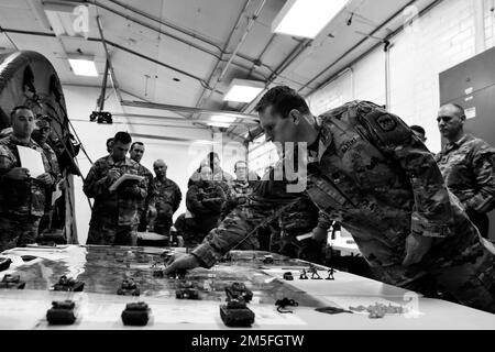 Les soldats affectés à la Brigade d'amélioration des manœuvres de 196th et au Bataillon des ingénieurs de 109th reçoivent leur mémoire d'opérations au Centre d'entraînement des manœuvres interarmées de Camp Dodge lors d'un exercice d'entraînement annuel, 12 mars 2022. Les mémoires militaires sont conçus pour présenter des renseignements choisis aux commandants, au personnel et à d'autres auditoires de manière claire, concise et rapide. Banque D'Images