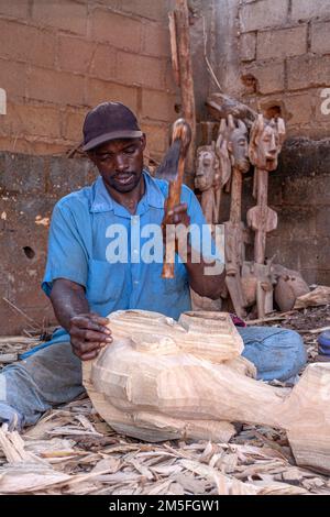 Marionnettes africaines sculptant du bois. Tradition malienne de la marionnette à Bamako, Afrique de l'Ouest. Banque D'Images