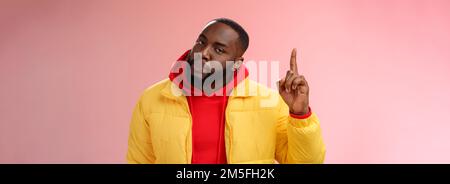 Agacé mécontent sérieux et effrayant homme afro-américain barbu tête inclinable irrité regardez l'index de pointage de la caméra finge rup perdre le contrôle temper Banque D'Images