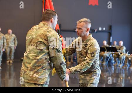 Le général commandant sortant de la Division d'infanterie Red Bull de 34th, le général de division Michael Wickman reçoit les couleurs de division du Sgt. Maj Stephen Whitehead. Le passage des couleurs représente une continuation de la confiance et signifie une allégeance des soldats à leur nouveau commandant. Une cérémonie de passation de commandement pour la division d'infanterie de Red Bull de 34th a eu lieu, à leur quartier général à Arden Hills, Minnesota, sur 12 mars 2022. Le commandant sortant, le général de division Michael Wickman, a cédé le commandement au commandant entrant, Brig. Général Charles Kemper. (É.-U. Photos de la Garde nationale de l'armée par le personnel Banque D'Images