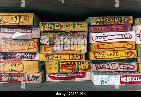 Le photographe de Famos Malick Sidibé boîtes pleines de négatifs à Bamako, Mali, Afrique de l'Ouest. Banque D'Images