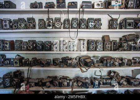 Malick Sidibé caméras vintage dans son studio à Bamako, Mali, Afrique de l'Ouest. Banque D'Images