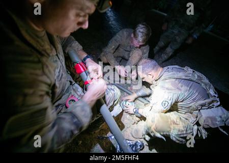 Les soldats de la Compagnie Bravo, 29th Brigade Engineer Battalion, 3rd Brigade combat Team, 25th Infantry Division, préparent les torpilles de Bangalore avant de mener un raid de nuit, y compris la violation d'un objectif, mars 12, 2022, fort Thanarat. La formation en direct sur les incendies est essentielle pour assurer la préparation opérationnelle et constitue un domaine d'intérêt principal pour Hanuman Guardian 22. Banque D'Images