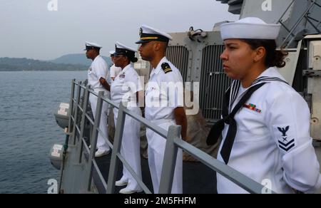 TRINCOMALEE, SRI LANKA (13 mars 2022) les marins font les rails à bord du destroyer de missile guidé de classe Arleigh Burke USS Fitzgerald (DDG 62. Fitzgerald est sur un déploiement prévu dans la zone d'exploitation de la flotte américaine 7th afin d'améliorer l'interopérabilité avec les alliances et les partenariats tout en servant de force de réaction prête à l'emploi pour soutenir une région libre et ouverte d'Indo-Pacifique. Banque D'Images