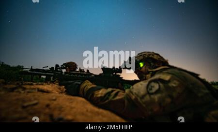 Les soldats de la Compagnie Bravo, 29th Brigade Engineer Battalion, 3rd Brigade combat Team, 25th Infantry Division, sécurisent une zone d'atterrissage pour les medivac pour les victimes simulées après avoir effectué un raid de nuit, le 12 mars 2022, fort Thanarat. La formation en direct sur les incendies est essentielle pour assurer la préparation opérationnelle et constitue un domaine d'intérêt principal pour Hanuman Guardian 22. Banque D'Images