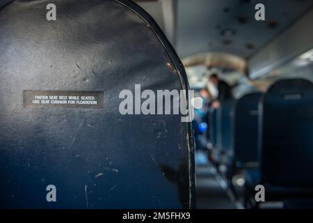 Un siège à l'intérieur de l'avion C-146A Wolfrier pendant la journée portes ouvertes de la jeunesse à la base aérienne Moody, Géorgie, 12 mars 2022. Le Wolfdrier est affecté au 524th Special Operations Squadron, situé à Duke Field, en Floride, et offre un soutien agile à la mobilité intra-théâtre aux forces d'opérations spéciales du monde entier. La Maison ouverte de la jeunesse a conclu la semaine des femmes dans l'aviation et a pour but d'inspirer la jeune génération à poursuivre une carrière dans l'aviation pour une force aérienne plus diversifiée et plus efficace à l'avenir. Banque D'Images