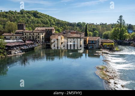 Vue panoramique sur Borghetto Sul Mincio situé en Vénétie, en Italie Banque D'Images