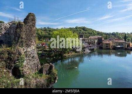 Vue panoramique sur Borghetto Sul Mincio situé en Vénétie, en Italie Banque D'Images