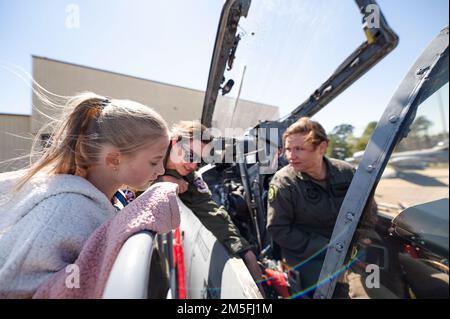 Annabel, fille des États-Unis Le sergent d'état-major de la Force aérienne Devin Boyer, spécialiste des affaires publiques de la 23rd e Escadre, apprend l'aéronef Thunderbolt II A-10C des pilotes affectés au GT 23rd pendant la journée portes ouvertes des jeunes à la base aérienne Moody, en Géorgie (12 mars 2022). Annabel a déclaré que son aspect préféré de l'avion était la capacité des pilotes de parler les uns avec les autres pendant le vol. L'Open House de la jeunesse a culminé les femmes dans la semaine de l'aviation et visait à connecter une jeune génération aux aviateurs et aux inspirer pour des carrières dans l'aviation conduisant à une force aérienne plus diversifiée et plus efficace dans l'avenir. Banque D'Images